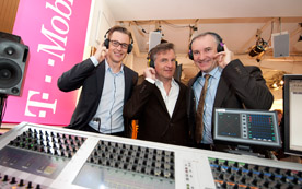 Robert Chvátal, CEO T-Mobile, Axel Dauchez, CEO Deezer, und Thomas Kicker, ab 1. Mai 2012 Geschäftsführer Marketing T-Mobile, präsentieren Deezer.